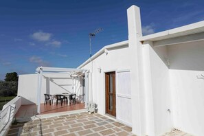 Outdoor dining - Detached villa with above-ground pool (LEVERANO)