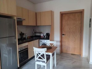 Refrigerador, horno, placa de cocina, cafetera/tetera