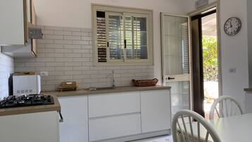 Frigorifero, microonde, forno, piano cottura
