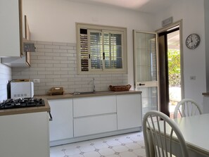 Fridge, microwave, oven, stovetop - Villa Ina, sea view (Avola)
