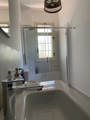 Shower, hair dryer, bidet, towels - Villa Ina, sea view (Avola)