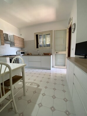 Fridge, microwave, oven, stovetop - Villa Ina, sea view (Avola)