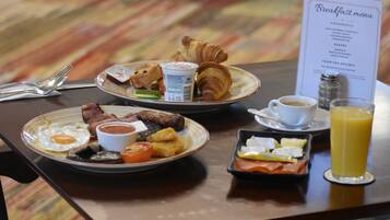 فطور إنجليزي يوميًا بتكلفة قدرها (20 GBP للشخص)