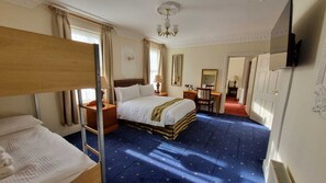 Familierom | Skrivebord, strykejern/-brett og sengetøy