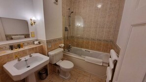 Ein Badezimmer mit Waschbecken, Toilette und Badewanne.