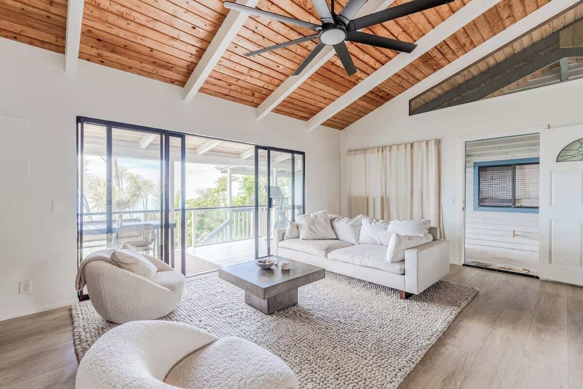 تلفزيون، كُتُب، مكتب