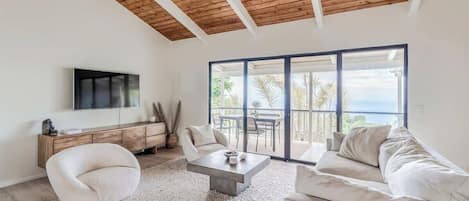 Fernseher, Bücher, Arbeitsbereiche