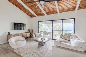 TV, books, offices - Casa Gratitude Summar (Kealakekua)