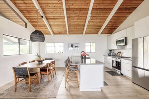 Køleskab, kaffe-/temaskine, køkkentøj/tallerkener/redskaber