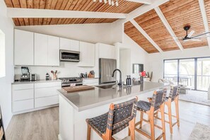 Køleskab, kaffe-/temaskine, køkkentøj/tallerkener/redskaber