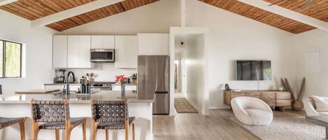 Televisión, libros y oficina