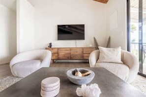 Télévision, livres, espaces bureaux