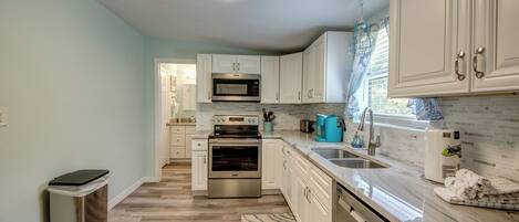 ثلاجة، ميكروويف، فرن، موقد طهي مسطح