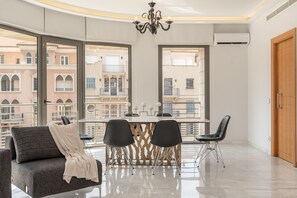 Căn hộ Premium | Khu vực ăn uống tại phòng