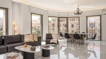 Prémium apartman | 2 hálószoba, prémium ágynemű, memóriahabos ágy és széf a szobában