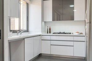 Refrigerador con freezer, microondas, horno, cafetera expreso