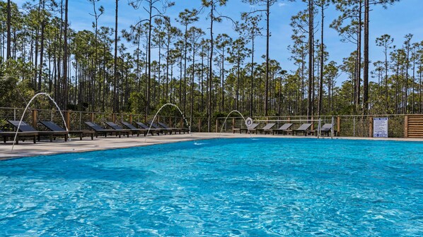 حمّام سباحة مُدفَّأ