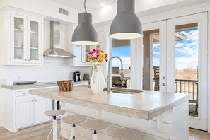 Kylskåp, mikrovågsugn, diskmaskin och kaffe- och tebryggare