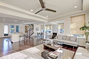 TV - Excellent 3 bedroom Townhome in the Ocean View Beach Club Community! Community Pool, WIFI, Weekend Beach Shuttle, and more! (Ocean View)