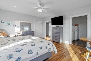 5 bedrooms, internet, bed sheets - See Sea All / 107 Sellers St - Coastal Vacation Resorts (Oak Island)