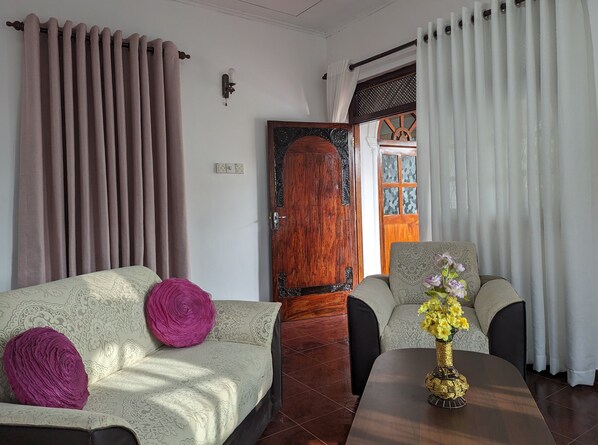 Living area - 5 mins to beach.. Affordable and comfortable stay !! (Weligama)