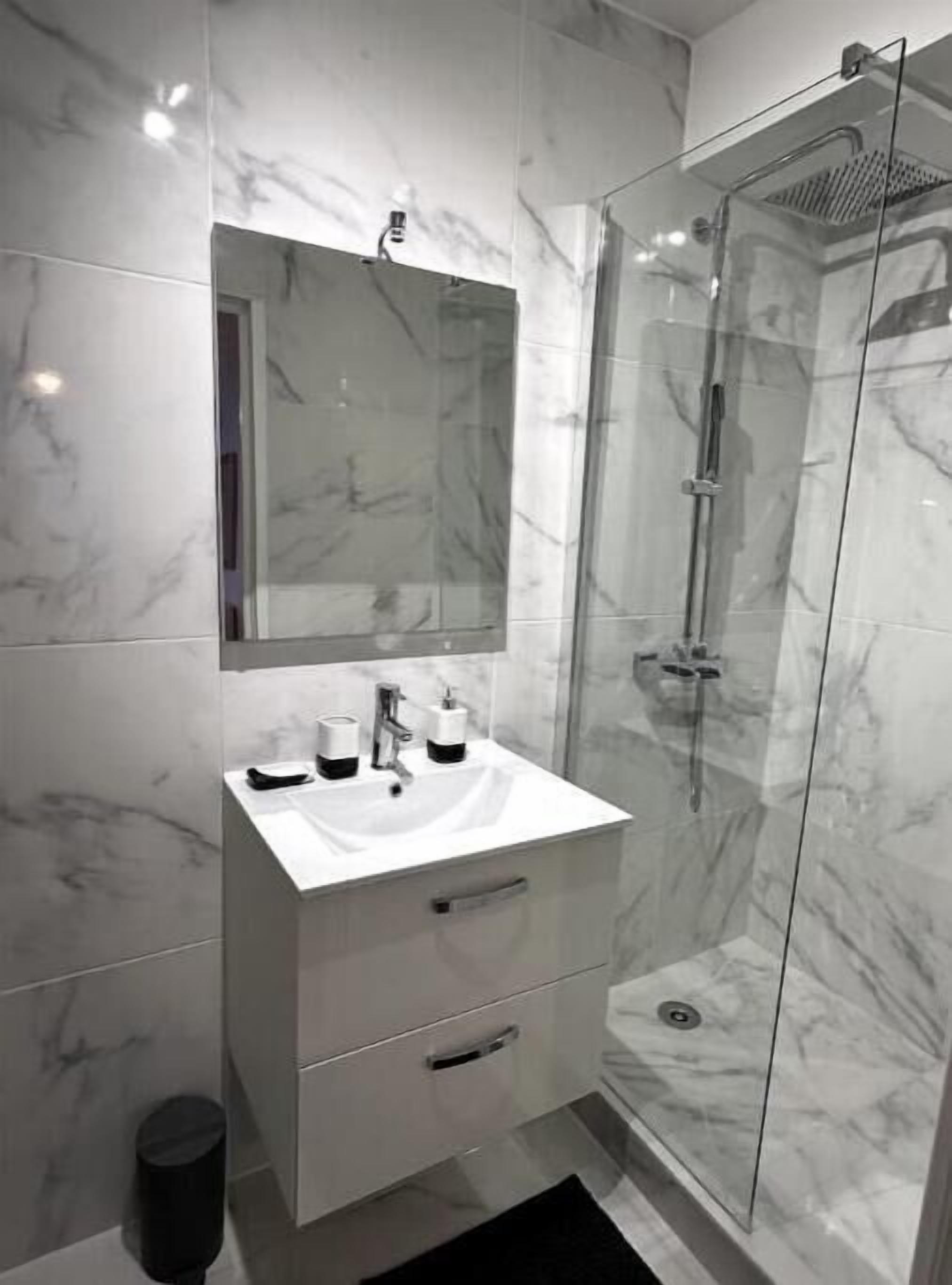 Een douche, een haardroger, handdoeken, zeep