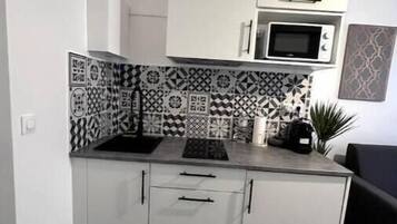 Geladeira, micro-ondas, cooktop, cafeteira/chaleira