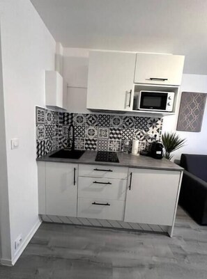 Kühlschrank, Mikrowelle, Herdplatte, Wasserkocher mit Kaffee-/Teezubehör