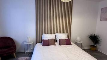 1 slaapkamer, een strijkplank/strijkijzer, wifi, beddengoed