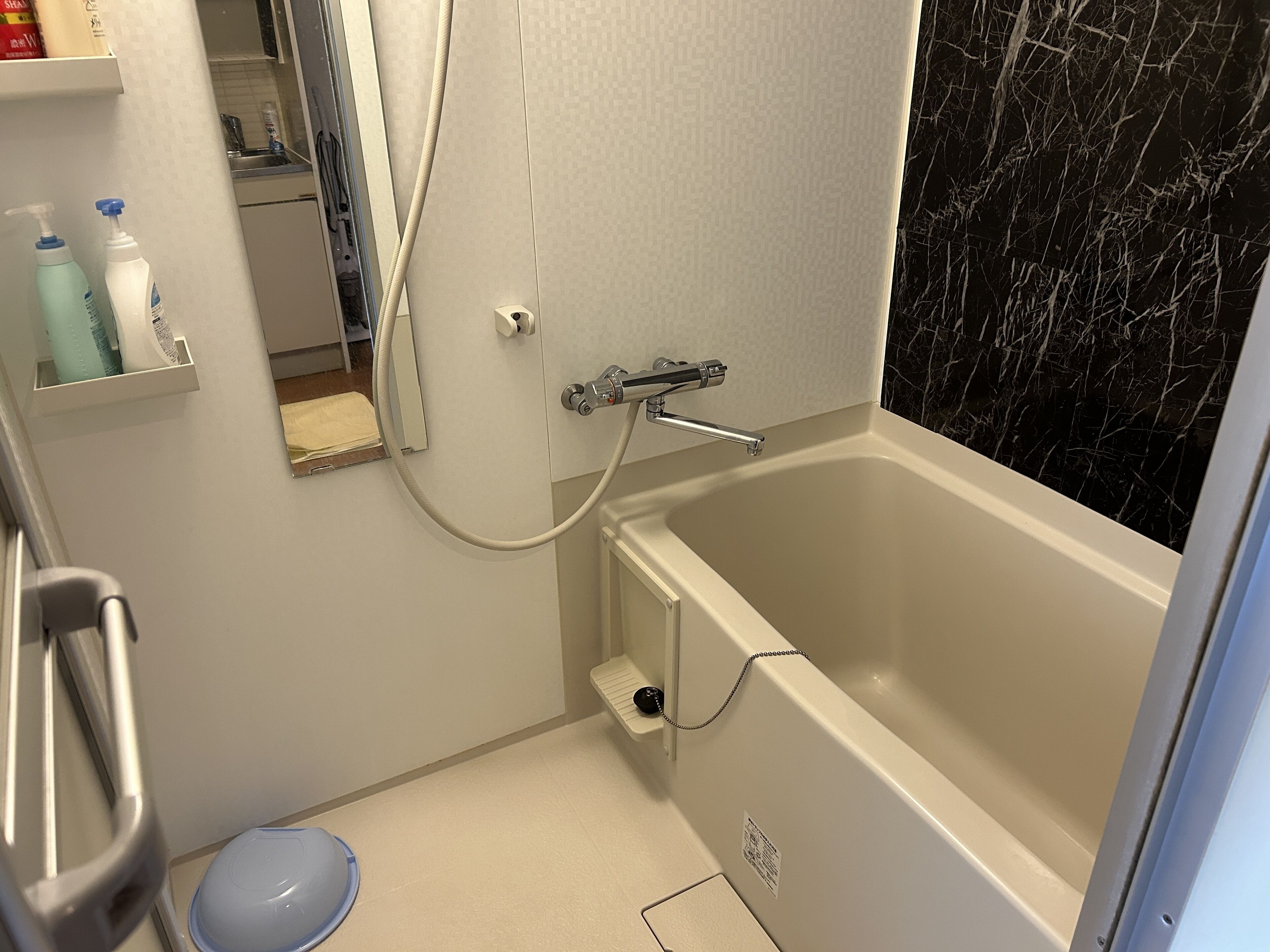 ベーシック アパートメント | バスルーム | シャワー付き浴槽、ヘアドライヤー、スリッパ、タオル