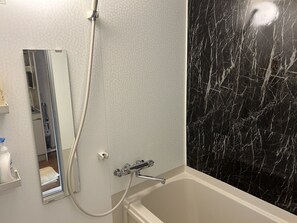 Apartamento básico | Baño | Ducha y bañera combinadas, secador de pelo, zapatillas y toallas
