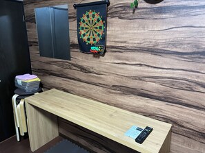 Habitación cuádruple básica | 1 dormitorio, ropa de cama hipoalergénica, escritorio y cortinas opacas