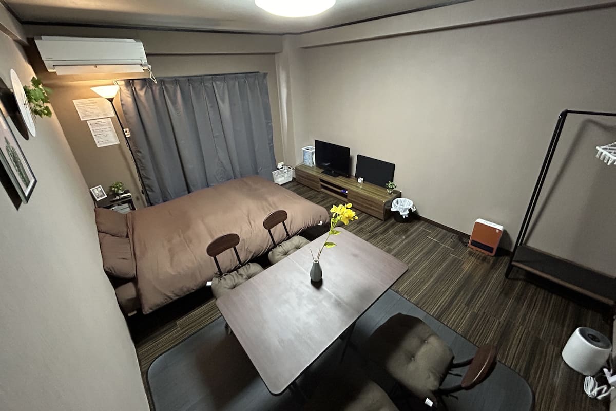 Eenvoudig appartement | 1 slaapkamer, hypoallergeen beddengoed, een bureau