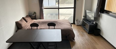 1 habitación, ropa de cama hipoalergénica y escritorio