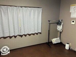 Habitación cuádruple básica | 1 dormitorio, ropa de cama hipoalergénica, escritorio y cortinas opacas