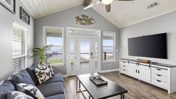 Una Smart TV, una chimenea