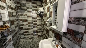 パノラミック スイート 喫煙可 バルコニー | バスルーム | シャワー、バスアメニティ (無料)、ヘアドライヤー、スリッパ