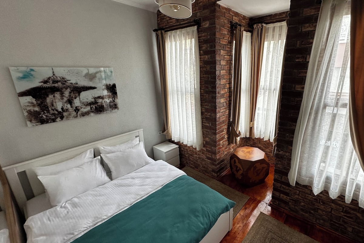 Deluxe Room | 1 bedroom, minibar, free WiFi, bed sheets