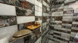 Suite panorámica, para fumadores, balcón | Baño | Regadera, amenidades de baño gratuitas, secadora de cabello, pantuflas 