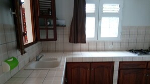 Private kitchen - Loue en Saisonnier, bas de Villa A Corps de Garde Sainte Luce (Sainte-Luce)