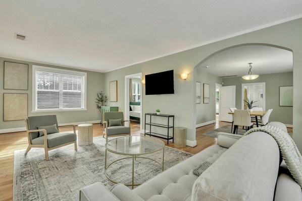 Smart TV, offices - Bright Boho Chic Bungalow In Unbeatable Location by Lucky Savannah (Savannah)