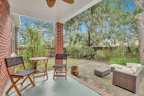 Outdoor dining - Bright Boho Chic Bungalow In Unbeatable Location by Lucky Savannah (Savannah)