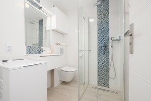 Shower, towels - Apartment in Centre of Gdynia by Renters (Gdynia)