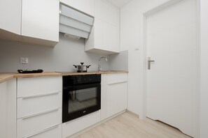 Micro-ondas, cafeteira/chaleira, talheres/pratos/utensílios de cozinha