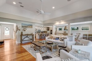 TV, fireplace, offices - 33 Marsh Creek - Updated home, Wonderful Golf Course Views on the Omni Resort (Fernandina Beach)