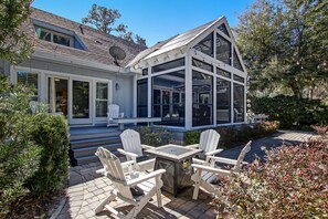 Outdoor dining - 33 Marsh Creek - Updated home, Wonderful Golf Course Views on the Omni Resort (Fernandina Beach)