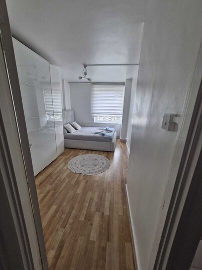 zone 2 central London next to City, Balcony with views of London skyline 