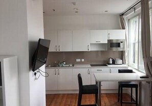 Refrigerador, microondas y utensilios de cocina