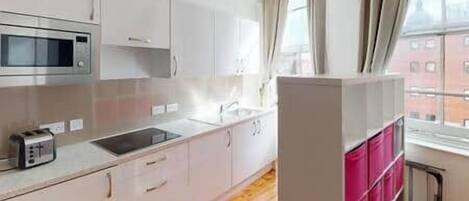Kühlschrank, Mikrowelle, Herdplatte, Toaster