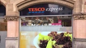 Un magasin Tesco Express avec une grande publicité pour les salades.